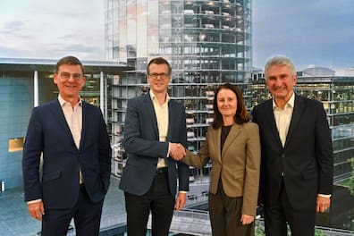 Symbolischer Handschlag: VW-Sachsen Technikchef Thomas Edig (li.), VW-Sachsen-Personalchef Danny Auerswald, Staatssekretärin im Wissenschaftsministerium Heike Graßmann und TU-Professor Andreas Pinkwart nach der Pressekonferenz.
