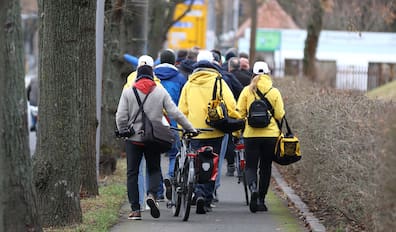 Fahrradfahrer und Fußgänger teilen sich entlang der Prager stadtauswärts weiter einen Weg.