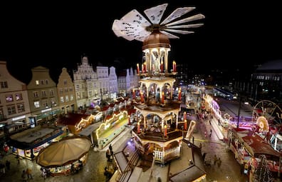 Die große Pyramide auf dem Neuen Markt zählt zu den Hinguckern des Rostocker Weihnachtsmarktes.