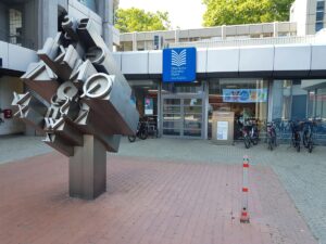 Eingang zur heutigen Anna Seghers-Bibliothek bei den Bonifaziustürmen. - Foto: Martin Bahmann via Wikipedia 