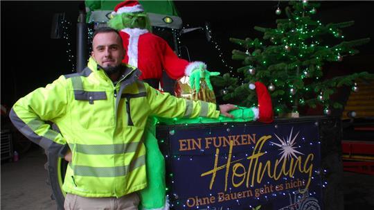 „Ohne Bauern geht es nicht“: André Boris mit seinem aufwendig geschmückten Trecker. Seit vier Jahren organisiert der Goldbecker Landwirt die Lichterfahrten.