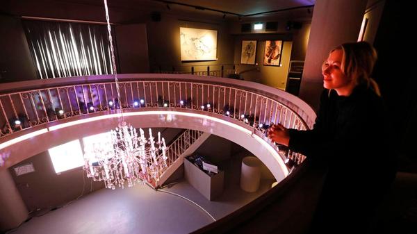 Die Galerie Ostermayr in der ikonischen Ostermayer-Passage Nürnberg (Königstraße 33-37, Laden 7) verbindet seit dem Frühjahr Kunst und Zusammenkommen. In der Galerie können Interessierte Kunstwerke regionaler und überregionaler Künstlerinnen und Künstler begutachten und dabei mit einem Getränk wie einer Highball-Kreation, ins Gespräch mit Gleichgesinnten kommen. Die Galerie Ostermayr in der ikonischen Ostermayer-Passage Nürnberg (Königstraße 33-37, Laden 7) verbindet seit dem Frühjahr Kunst und Zusammenkommen. In der Galerie können Interessierte Kunstwerke regionaler und überregionaler Künstlerinnen und Künstler begutachten und dabei mit einem Getränk wie einer Highball-Kreation, ins Gespräch mit Gleichgesinnten kommen.