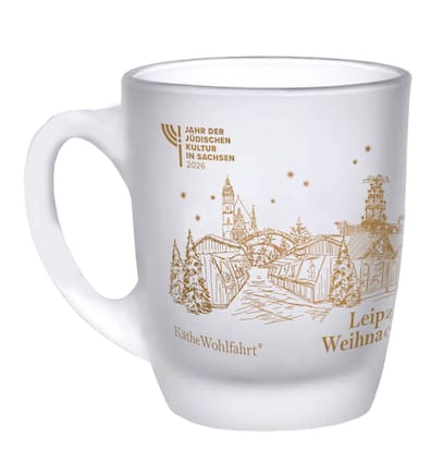 Die offizielle Leipziger Weihnachtsmarkttasse 2025 ist aus Glas mit goldenem Aufdruck. Seitlich wird auf das Sächsische Themenjahr 2026 hingewiesen: „Tacheles – Jahr der Jüdischen Kultur in Sachsen“.
