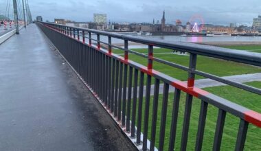 Brückengeländer Oberkasseler Brücke in Richtung Stadt © LB / Olaf Oidtmann