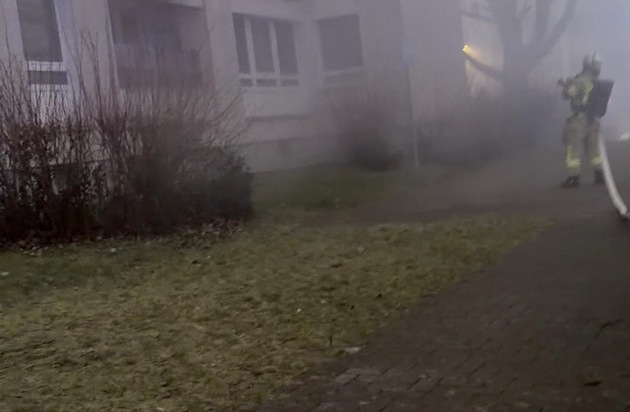 FW-RS: Balkonbrand in einem Mehrfamilienhaus mit einer leicht verletzten Person