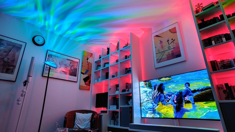 Mit der Uplighter Stehleuchte präsentiert Govee eine außergewöhnliche Stehlampe. Sie zaubert tolle Animationen an die Decke, kann aber dank einer zweiten Leuchte auch als einfache Leselampe genutzt werden. Aktuell ist sie zum neuen Tiefstpreis für 140 Euro statt 180 Euro (- 22 Prozent) erhältlich.