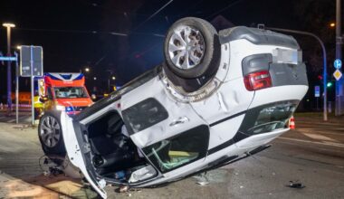 Auto überschlägt sich an Kreuzung Delitzscher Straße/Eutritzscher Straße