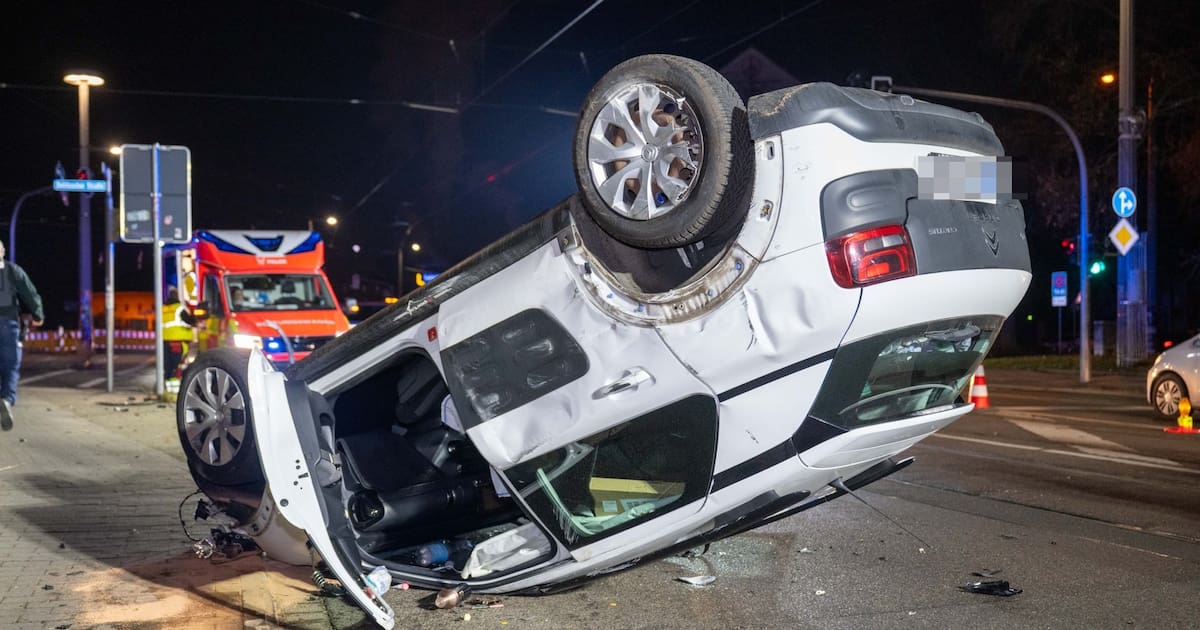 Auto überschlägt sich an Kreuzung Delitzscher Straße/Eutritzscher Straße