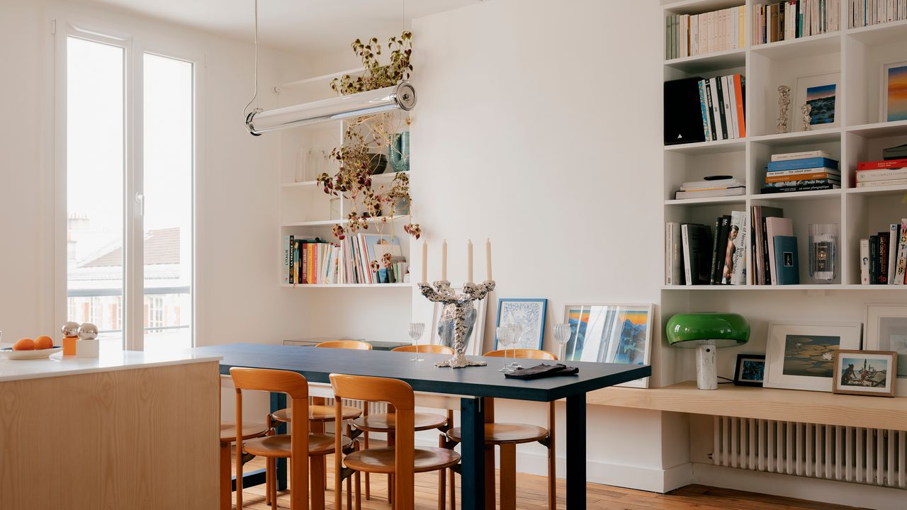 Kleine Wohnung: Mit viel Licht und Holz entstand dieser blau-weiße Kokon in Paris