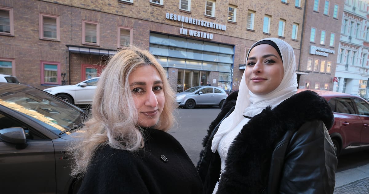 Leipzig: Licht im Advent - Schwimmkurs für alleinerziehende, arabischsprachige Mütter