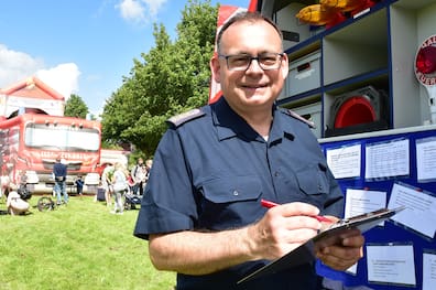 Auch Rainer Kersten, Chef der Freiwilligen Feuerwehr Altenholz, wundert sich über das teure Notstromaggregat.