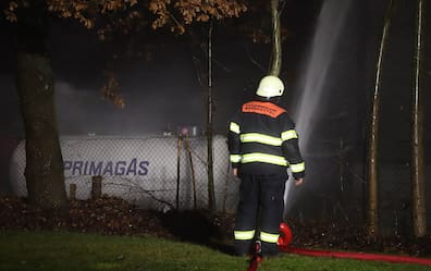 Ein großer Gastank stand direkt an der brennenden Halle, er musste gegen Flammen und Hitze mit viel Wasser abgeschirmt werden.