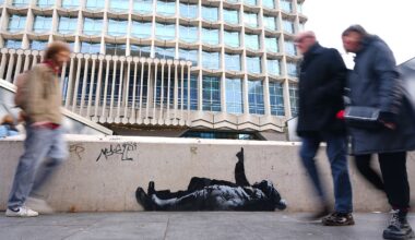 Kinder, die auf etwas zeigen: Banksy bringt zwei neue Kunstwerke in London an