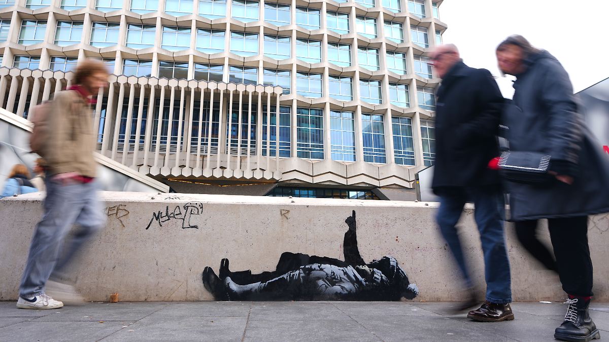 Kinder, die auf etwas zeigen: Banksy bringt zwei neue Kunstwerke in London an