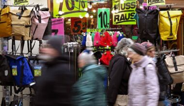 Sparen und auf größere Anschaffungen verzichten, das ist zurzeit das Credo der Verbraucherinnen und Verbraucher. (Archivbild)
