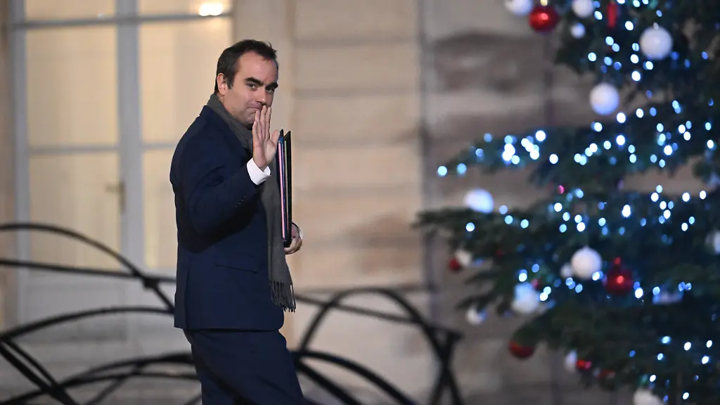 Prime-minister-Sebastien-Lecornu-Weekly-cabinet-meeting-at-Elysee-Palace-in-Paris-France-22-12-2025-01ACCORSINIJEANNE-1