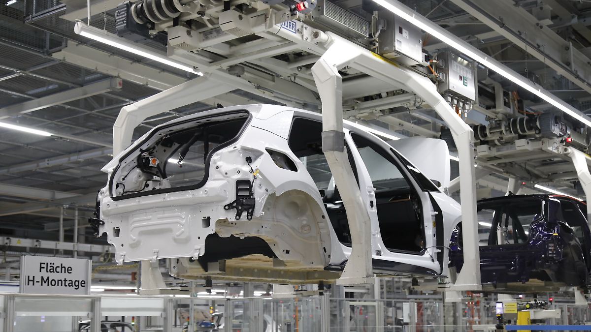 VDA drängt EU beim Verbrenneraus: Automobilbranche erwartet 2026 nur Miniwachstum