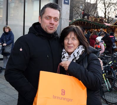 Verkaufsoffener Sonntag am vierten Advent in Leipzig. Angelika Schmitt mit Sohn David.