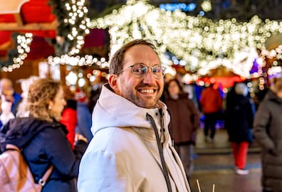 Der Lichterglanz auf dem Weihnachtsmarkt in Kiel überzeugt Redakteur Steffen Müller in diesem Jahr besonders.