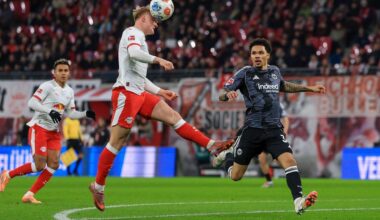 Conrad Harder (RB Leipzig) trifft zum 1:0, Nnamdi Collins (r, Eintracht Frankfurt) kann es nicht verhindern.