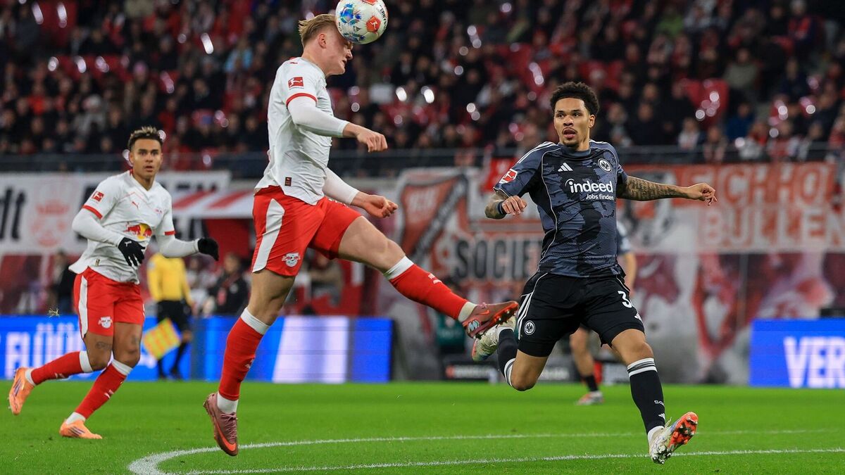 Conrad Harder (RB Leipzig) trifft zum 1:0, Nnamdi Collins (r, Eintracht Frankfurt) kann es nicht verhindern.