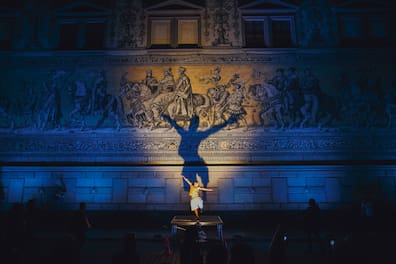 Performance unterm Fürstenzug: Zur Eröffnung der Ausstellung „ William Kentridge: Listen to the Echo" gab es im Dresdner Zentrum eine vielschichtige Prozession.