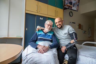Das war im Mai 2025: Horst Thodt (damals 89, heute 90) kam im Städtischen Krankenhaus Kiel mit Tamer Temel (damals 35, heute 36) ins Gespräch. Dabei kam heraus, dass Thodt Temel vor rund 30 Jahren das Leben gerettet hat. Er holte den zu der Zeit fünf- oder sechsjährigen Jungen, der nicht schwimmen konnte und zu ertrinken drohte, aus dem Germaniahafenbecken. Danach hatten sich die beiden nie mehr gesehen.