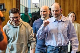 02.08.2024, Nordrhein-Westfalen, Bonn: Ilja Jaschin (l-r), Andrej Piwowarow Wladimir Kara-Mursa kommen zur Pressekonferenz der Stiftung gegen Korruption. Moderiert wird die Veranstaltung von Wolkow von der Stiftung gegen Korruption, die von Kremlkritiker Nawalny gegründet wurde. Foto: Christoph Reichwein/dpa +++ dpa-Bildfunk +++
