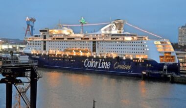 Seenotretter bringen Crewmitglied von Bord