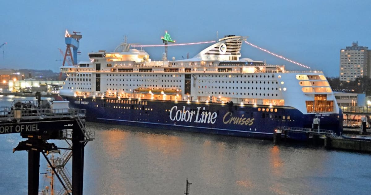 Seenotretter bringen Crewmitglied von Bord