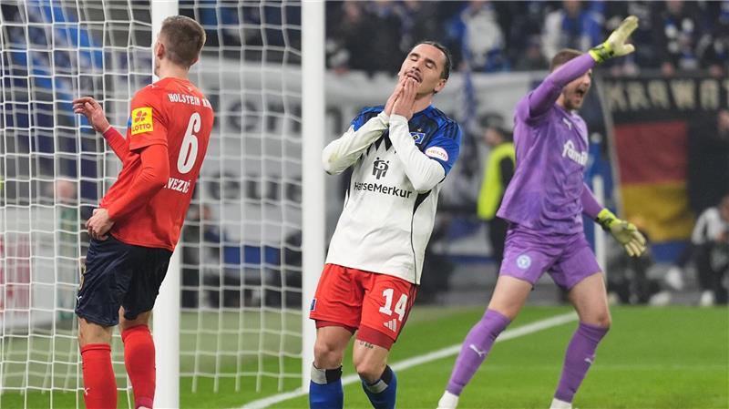 Rayan Philippe vom HSV fasst sich ins Gesicht.