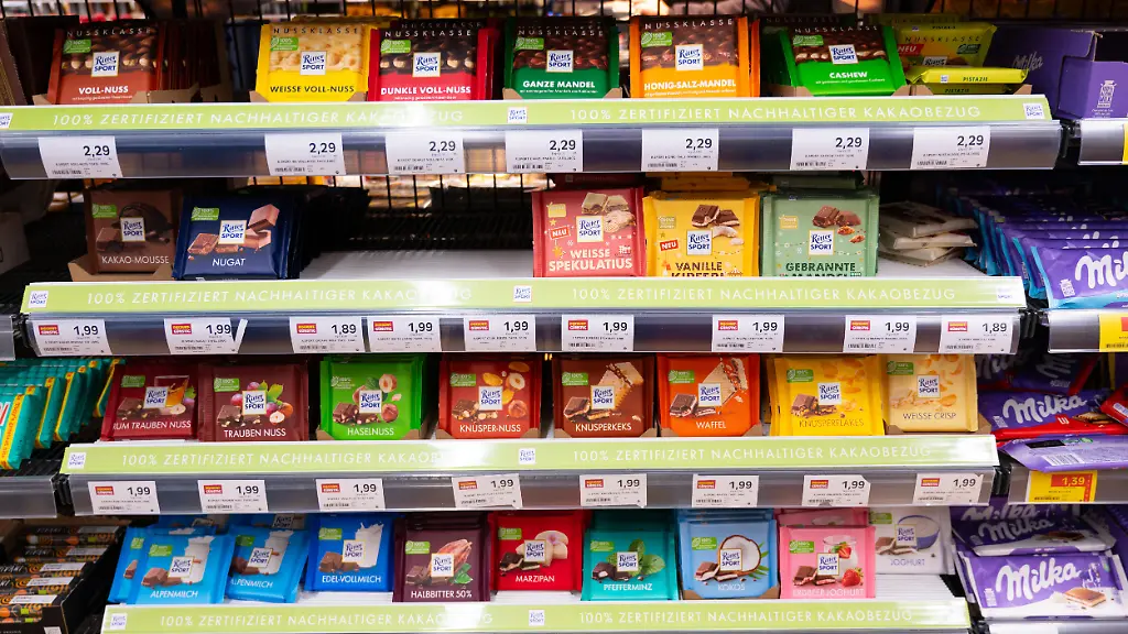 Ritter-Sport-Schokoladensortiment-in-den-Regalen-eines-Supermarktes-in-Trier-Deutschland-Preiserhoehung-Inflation