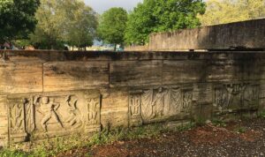 Nachbildung römischer Reliefs am Jubiläumsbrunnen auf dem Ernst-Ludwig-Platz in Mainz - unser Adventskalender-Türchen Nummer 3. - Foto: gik