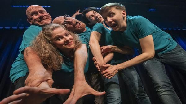 Auf zur nächsten Runde Improtheater. Die Formation Rollenrausch bespielt am Samstag den Südpunkt. In diesem Monat performen die Damen und Herren ein spontanes Stück zum Thema "Impro unterm Mistelzweig – Szenen zum Fest der Überraschungen". Beginn: 20 Uhr. Auf zur nächsten Runde Improtheater. Die Formation Rollenrausch bespielt am Samstag den Südpunkt. In diesem Monat performen die Damen und Herren ein spontanes Stück zum Thema "Impro unterm Mistelzweig – Szenen zum Fest der Überraschungen". Beginn: 20 Uhr.