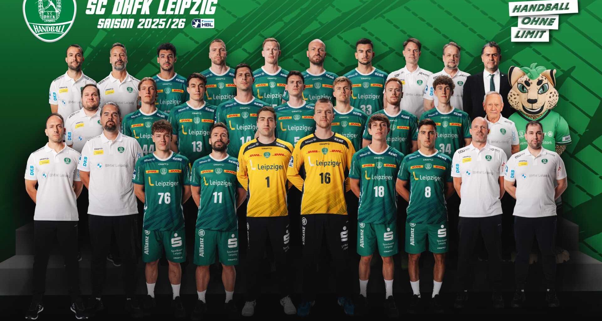 Vordere Reihe (v.l.n.r.): Raúl Alonso (Cheftrainer), Miloš Putera (Torwarttrainer), Tom Koschek #76, Lukas Binder #11, Domenico Ebner #1, Tomáš Mrkva #16, Staffan Peter #18, Lucas Krzikalla #8, Steve Rohr (Physiotherapeut), Leon Bretschneider (Physiotherapeut). Copyright: SC DHfK Handball / SC DHfK Leipzig