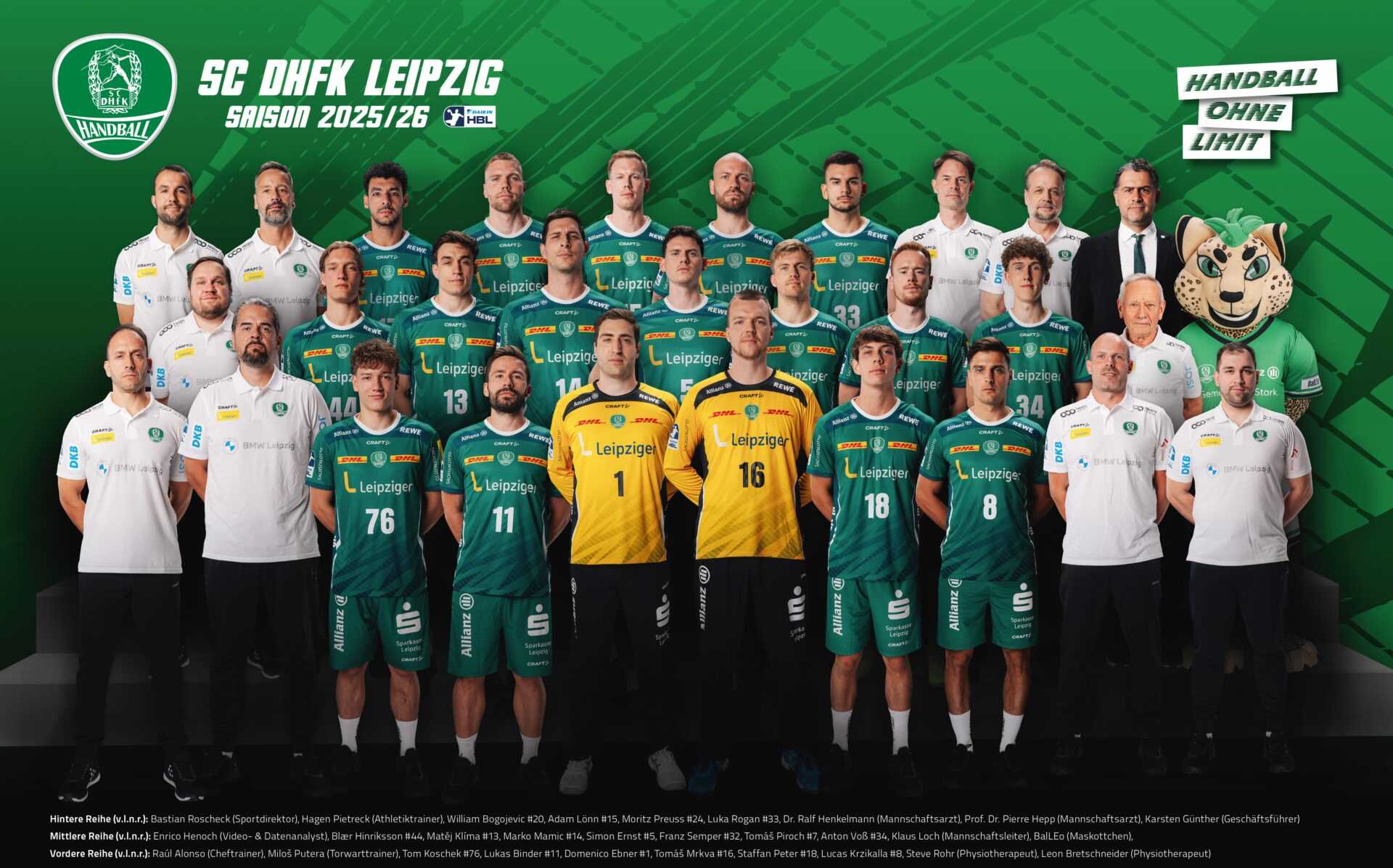 Vordere Reihe (v.l.n.r.): Raúl Alonso (Cheftrainer), Miloš Putera (Torwarttrainer), Tom Koschek #76, Lukas Binder #11, Domenico Ebner #1, Tomáš Mrkva #16, Staffan Peter #18, Lucas Krzikalla #8, Steve Rohr (Physiotherapeut), Leon Bretschneider (Physiotherapeut). Copyright: SC DHfK Handball / SC DHfK Leipzig