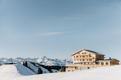 Nur mit Gondelbahn oder auf Skiern erreichbar, bietet die Berghütte Le Refuge Chez la Tante Ruhe, Panoramablicke und Spa-Erlebnisse.