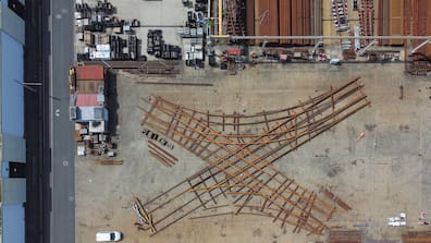 Aufnahme von oben: Das riesige Gleiskreuz wurde in den Postplatz eingebaut.