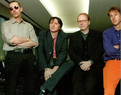 Kurz vor der Verleihung der Goldenen Schallplatte erwischte der Fotograf die vier Fehlfarben-Musiker im Jahr 2001, von links: Michael Kemner, Bass; Peter Hein, Gesang; Thomas Schwebel, E-Gitarre; Frank Fenstermacher, Saxophon, Keyboards und Percussion.