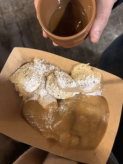 Das niederländische Gebäck Poffertjes bietet der Stand von Stella Weiß auf dem Leipziger Weihnachtsmarkt auch in vegan an – mit Bratapfelkompott oder Zimtpflaumen als Topping.