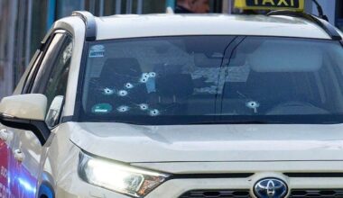 Auf das Taxi wurden mehrere Schüsse abgegeben - vor allem auf die Beifahrerseite.