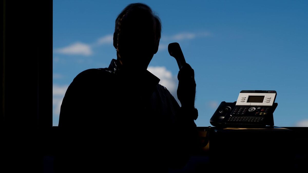Ein 71-Jähriger überwältigt einen Betrüger bei der Geldabholung. Ermittlungen zu dem Fall führen bis zu einer Betrügerbande nach Aachen. (Symbolbild)