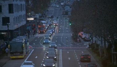 Schwalbacher Straße Wiesbaden: Neue Verkehrsführung mit vierter Spur freigegeben Verkehrsdezernent Kowol gibt vierten Fahrstreifen frei – Besserer Fluss trotz Baustellen, Vorbereitung auf Fernwärme und Grünflächen-Offensive.