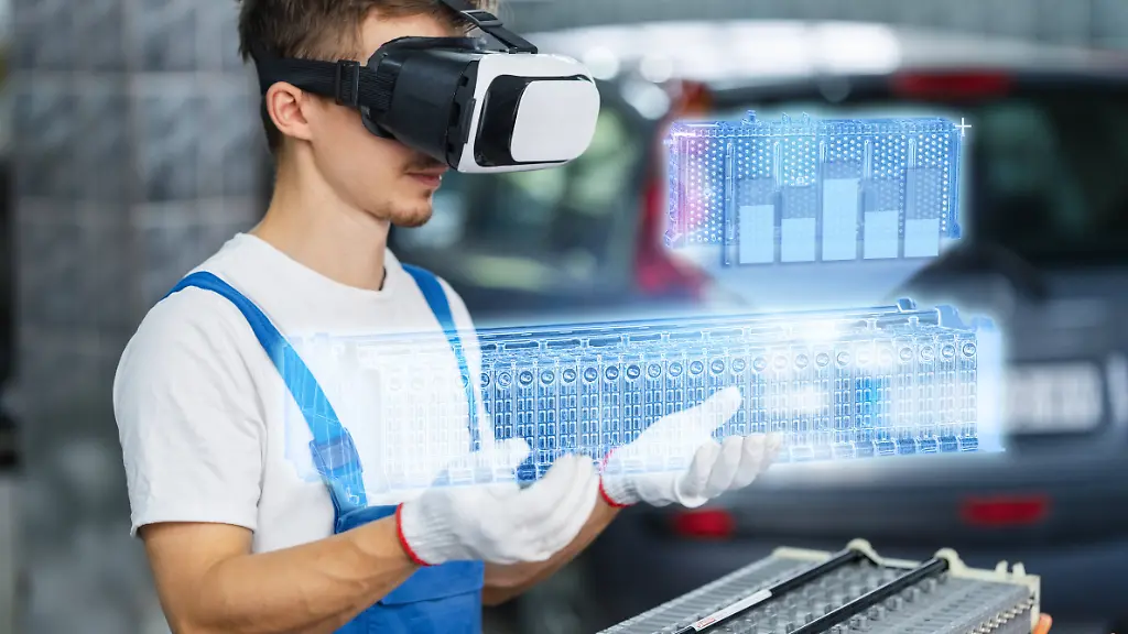 Serviceman-using-virtual-reality-for-electric-car-battery-diagnostics-model-released-Symbolfoto-property-released-EKGF00839