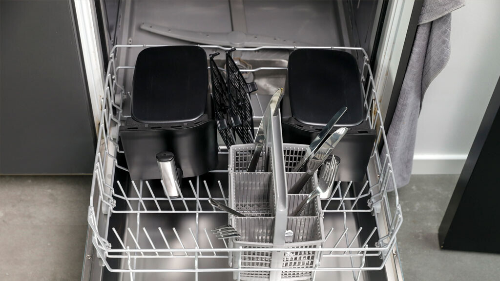 Beim Severin Gerät ist die Reinigung unkompliziert, da Garkorb und Einsätze spülmaschinengeeignet sind.