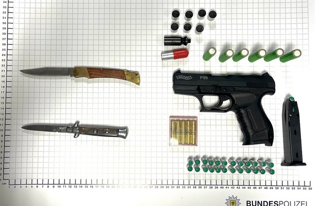 BPOL NRW: Hauptbahnhof Münster - Bundespolizei stellt Schreckschusswaffe und Messer ...