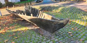 Skulptur eines Römerschiffs in Originalgröße, aufgesteltl am Originalfundort in der Löhrstraße: Hier wurden einst die Überreste von neun Römerschiffen ausgegraben, eine Sensation. - Foto: Fischer 