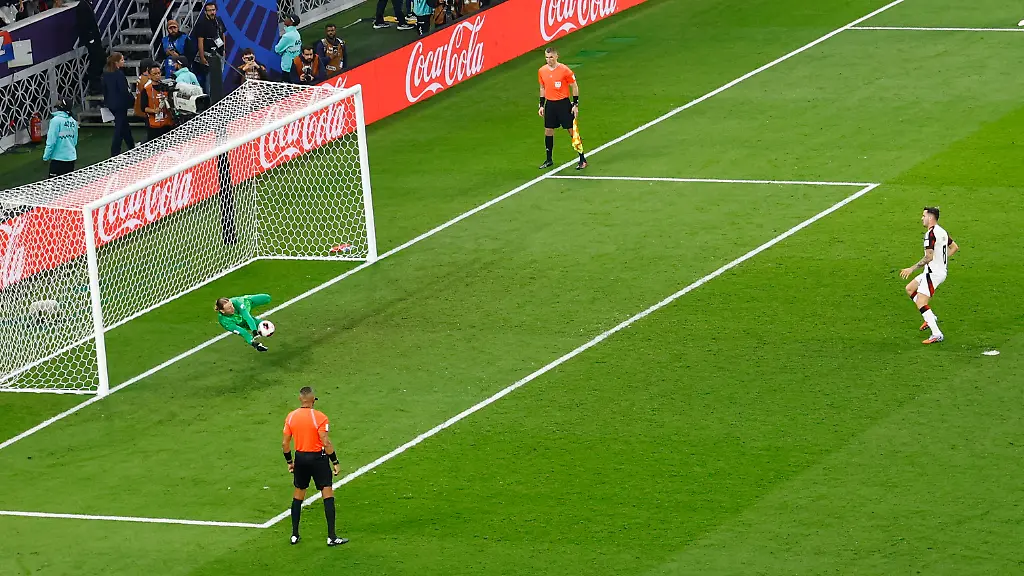 Soccer-Football-FIFA-Intercontinental-Cup-Final-Paris-St-Germain-v-Flamengo-Ahmad-Bin-Ali-Stadium-Al-Rayyan-Qatar-December-17-2025-Flamengo-s-Saul-Niguez-has-his-penalty-saved-by-Paris-St-Germain-s-Matvey-Safonov-during-a-penalty-shootout-REUTERS-Rula-Rouhana