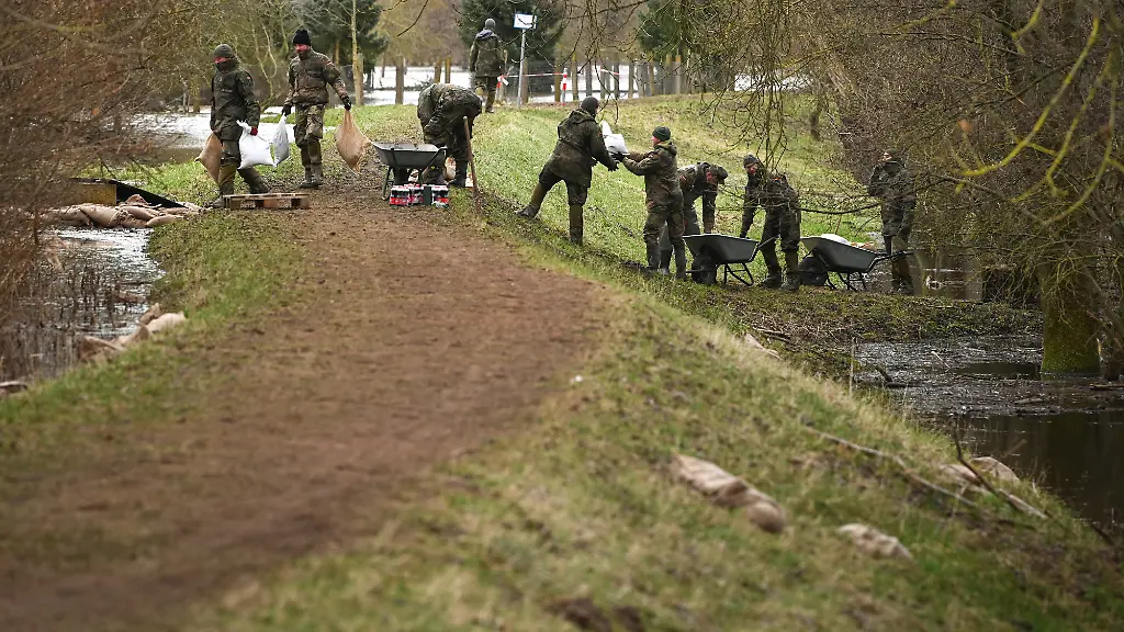 Soldaten-der-Bundewehr-sind-im-Hochwassergebiet-im-Einsatz-Die-Talsperre-Kelbra-hatte-ihre-maximale-Kapazitaet-erreicht-und-muss-in-die-Helme-abgelassen-werden-was-zum-Anstieg-des-Pegels-fuehrte-Tagelange-Regenfaelle-und-Tauwetter-in-den-Gebirgen-haben-zu-Hochwasser-in-Fluessen-und-Baechen-gefuehrt