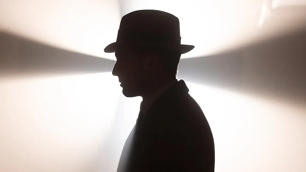 Staffel-fuenf-von-Babylon-Berlin-wirft-ihre-Schatten-voraus-Filmszene-mit-Volker-Bruch-der-in-allen-Staffeln-Kommissar-Gereon-Rath-spielt